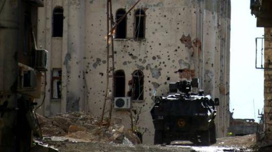 در انفجار یک خودروی بمب‌گذاری شده سه مامور ژاندارمری کشته و ۲۲ نفر دیگر مجروح شدند. هم‌زمان ارتش ترکیه با حمله به مواضع پ کا کا در جنوب شرق ترکیه ۲۴ نفر از اعضای پ‌ک‌ک را به قتل رساند