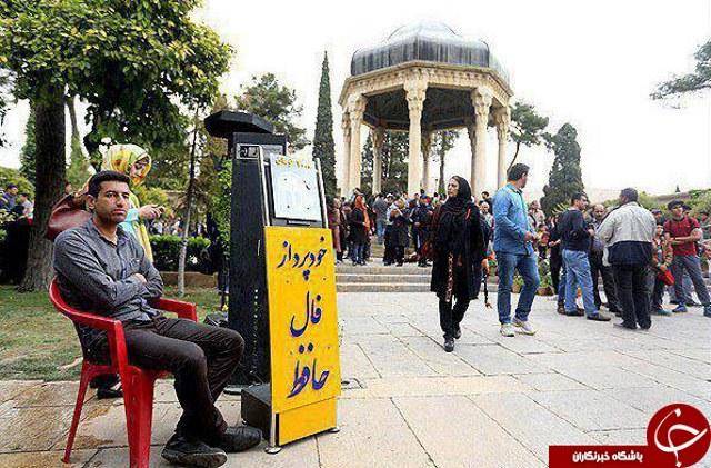 خودپرداز فال حافظ در حافظیه شیراز (تصویر)