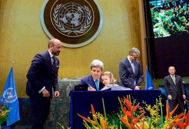 تصویر: جان کری به همراه نوه اش در سازمان ملل قطعنامه پاريس را امضا کرد!