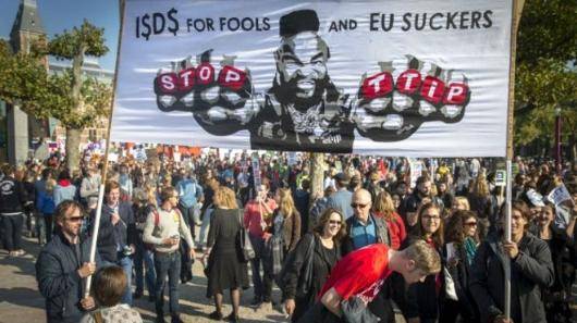 هزاران نفر در شهر هانوفر آلمان در اعتراض به گفتگوهای طرح تجارت آزاد میان اروپا و آمریکا تظاهرات کردند. پلیس تعداد تظاهرکنندگان را ۳۰هزار نفر برآورد کرده است