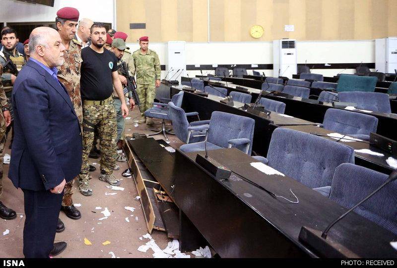 حیدر العبادی دستور داد حمله کنندگان به نمایندگان و پارلمان عراق بازداشت شوند  بازدید العبادی از صحن ویران پارلمان عراق + عکس