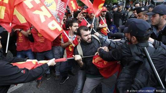پلیس استانبول افرادی را که می‌خواستند به مناسبت اول ماه مه به میدان تقسیم وارد شوند متفرق یا دستگیر کرد. انفجار بمبی در شهر "غازی عینتاب" نیز دو کشته و تعداد زیادی مجروح بر جا گذاشت