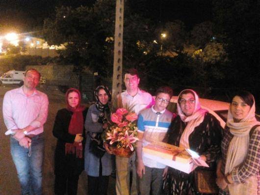اسماعیل عبدی که به شش سال زندان محکوم شده بود و از یک سال پیش در زندان اوین محبوس بود، بعد از هفده روز اعتصاب غذا از زندان بیرون آمد و بلافاصله خواهان آزادی همبند خود جعفر عظیم زاده شد