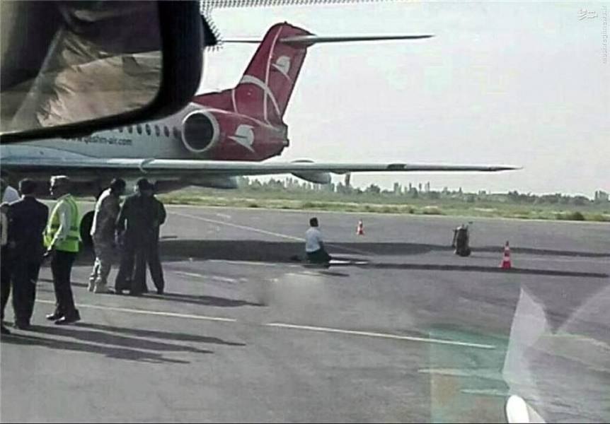 عکس: نماز شکر خلبان ایرانی پس از فرود اضطراری