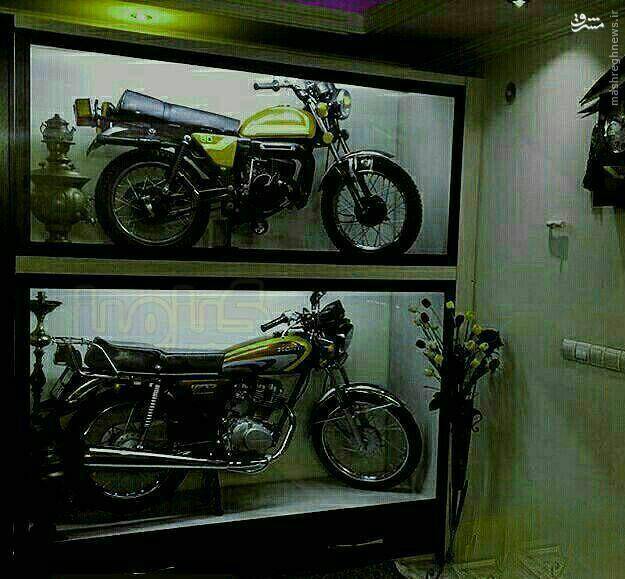 عکس: دو موتور سیکلت در ویترین منزل یک ایرانی