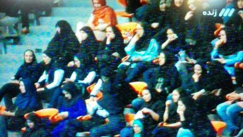 زنان ایرانی به استادیوم آزادی راه پیدا کردند + عکس