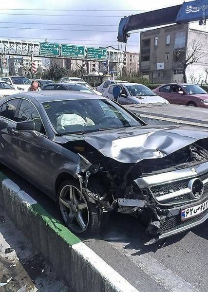 عکس: تصادف شدید بنز گرانقیمت در تهران