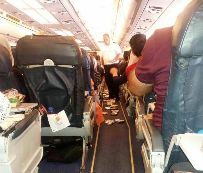 عکس/ اعتراض مسافران هواپیما به کیفیت غذا 