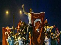 فیلم/ درگیری مردم با کودتاچیان در ترکیه