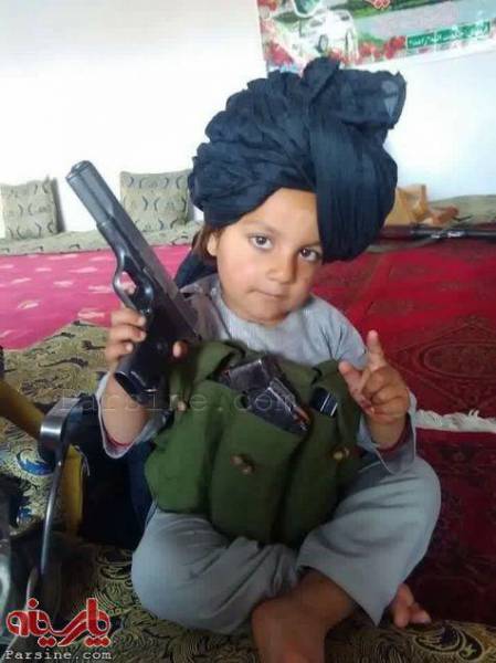 عکس گرفتن از کودک با ژست داعشی!