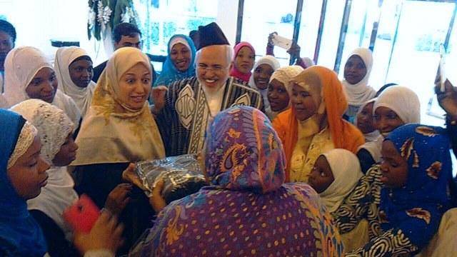 هدیه شیعیان گینه به ظریف و همسرش (تصویر)
