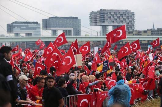 هواداران اردوغان روز یکشنبه در شهر کلن آلمان تظاهرات کردند. دولت ترکیه با شدت به عدم پخش تلویزیونی نطق اردوغان در این مراسم انتقاد کرده است. حدود ۲۰ هزار نفر در این تظاهرات شرکت کردند