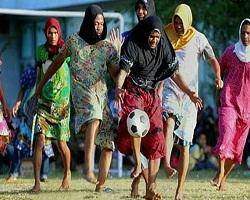 بازی فوتبال مردان با لباس زنانه! + عکس