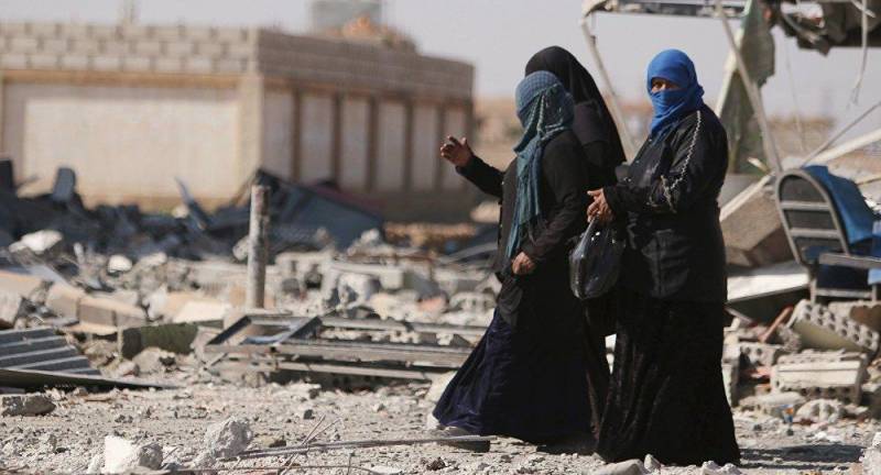 شبه نظامیان گروه داعش، سلاح های خود را در زیر حجاب، و دامن زن ها پنهان می کنند