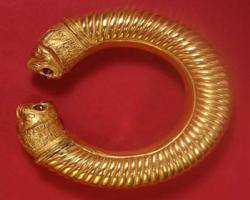 دستبند طلای ۲۵۰۰ ساله هخامنشی + عکس