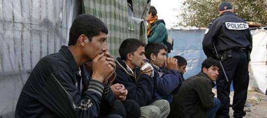 رهبران اتحادیه‌ی اروپا و افغانستان روز ۴ اکتبر قراردادی را امضا کردندکه هدف آن آسانتر کردن بازگرداندن پناهندگان به افغانستان است. فدراسیون بین‌المللی جامعه‌های حقوق بشر این معامله‌‌ی ننگین را محکوم کرده است