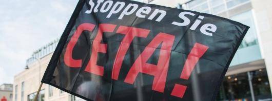 والونها (م: مردم فرانسوی زبان بلژیک) "ستا CETA " را به تاخیر انداخته اند و طرفداران تجارت آزاد بر آشفته اند. دقیقا چنین برخوردی است که دمکراسی غربی را به سوی بحران برده است. زمان تجدید نظر است! و گرنه سرنوشت آلمان شرقی در انتظار ماست