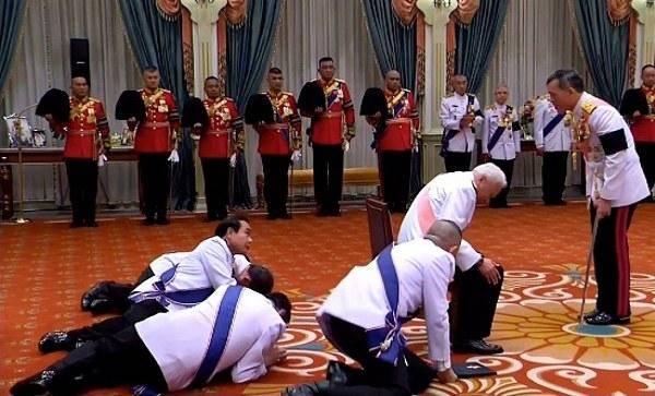 شیوه عجیب ادای احترام مقابل پادشاه تایلند (تصویر)