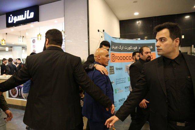 بادیگاردای علیرضا منصوریان در افتتاح شعبه جدید رستورانش (تصویر)