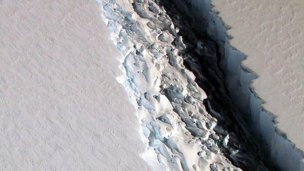 یک کوه یخ بزرگ در آستانه جدا شدن از قطب جنوب است 