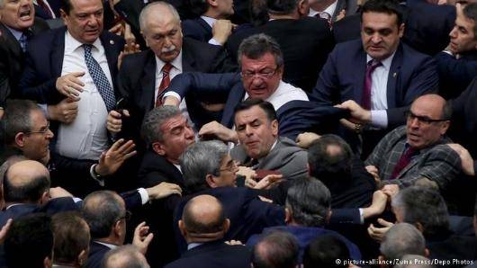 نمایندگان مجلس ترکیه دست به یقه شدند