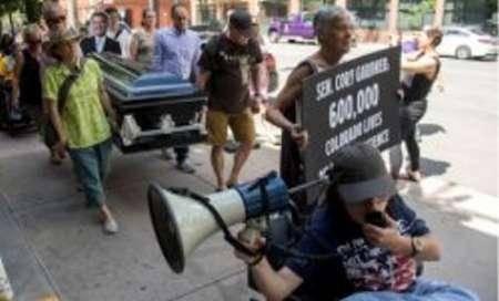 تظاهرات در کلورادو علیه سناتور حامی بیمه درمانی ترامپ