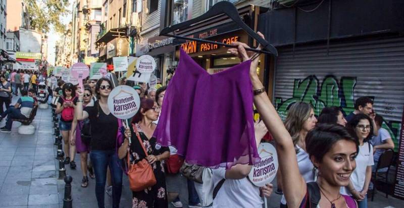  تظاهرات زنان در ترکیه؛ &quot;به لباسم کاری نداشته باش&quot; + تصاوير