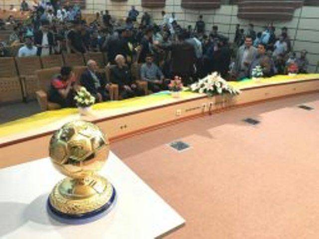 یک فوتبالیست جایزه خود را به موزه آستان قدس رضوی اهدا کرد