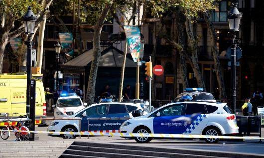 در برخورد یک خودرو ون با عابران پیاده در مرکز شهر بارسلون اسپانیا در منطقه ای توریستی که حادثه تروریستی خوانده شده است، چندین نفر کشته و زخمی شدند