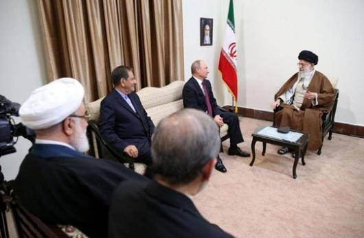 ولادیمیر پوتین که به منظور شرکت در دومین اجلاس سه جانبه رئیسان جمهوری سه کشور ایران، روسیه و آذربایجان به تهران رفته است، با خامنه ای و روحانی ملاقات و در یک کنفرانس مطبوعاتی شرکت کرد