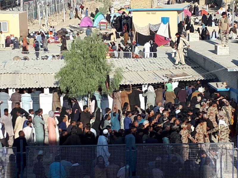 مشکل تردد زائران پاکستانی اربعین در مرز تفتان مقابل میرجاوه برطرف شد