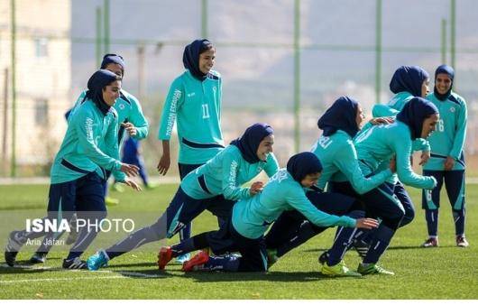 فدراسیون ایران طی چهار سال اخیر، تنها برای بقا در پروژه آسیا ویژن، تیم های پایه دخترانش را حفظ کرده بود اما سه سال حاضر به تشکیل تیم بزرگ سالان نمی شد. همین مساله باعث شد آذرماه سال قبل، تیم ملی بانوان ایران در رده بندی فدراسیون جهانی فوتبال به رده ۱۲۷ جهان برسد