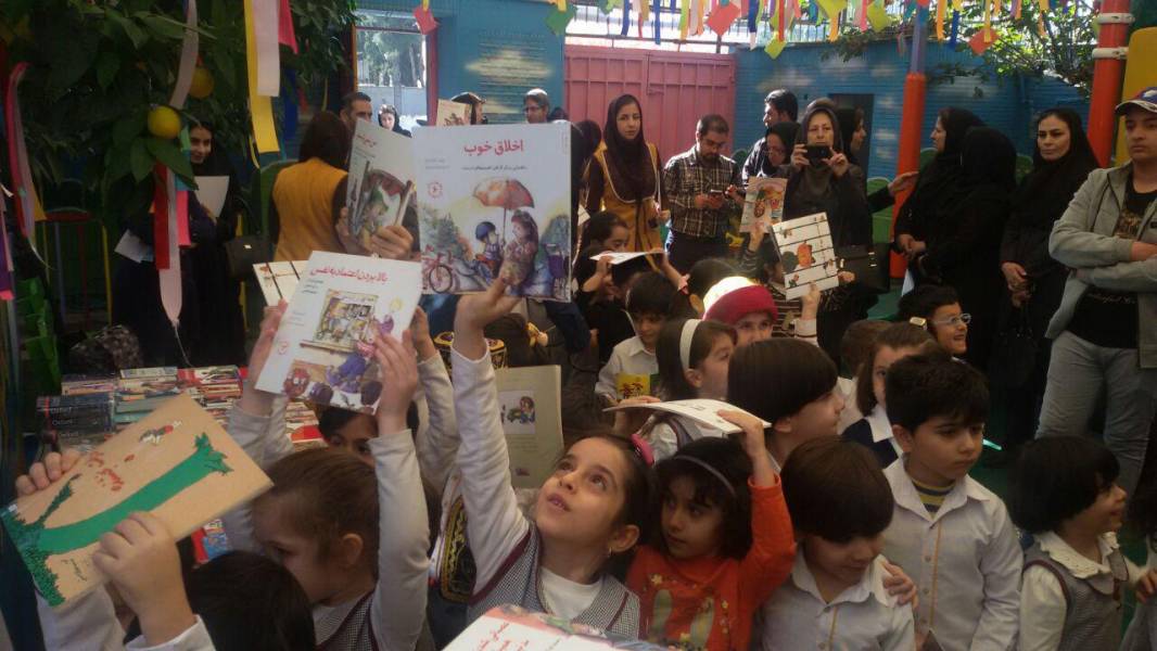 زنگ کتاب سال 96 همراه با اهدای کتاب در شیراز
