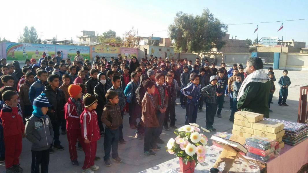 300 بسته آموزشی به دانش آموزان شهرستان خاتم اهدا شد
