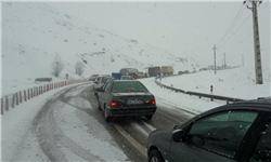بارش برف و باران در بسیاری از جاده‌های کشور/ ترافیک سنگین در ۳ محور تهران-‌شمال‌
