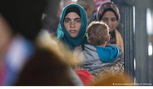 حدود یک میلیارد نفر در سرتاسر جهان مهاجر هستند. حدوداً ۲۵۰ میلیون نفر مهاجران بین المللی هستند که کشور خود را برای یافتن فرصت‌های بهتر و یا امنیت ترک کرده‌اند. تقریباً نیمی از این تعداد زنان و دختران هستند. امروزه یکی از عمده‌ترین عوامل مهاجرت، جنگ و درگیری است و تعداد بسیاری از مردم ناگزیر از خانه‌هایشان آواره شده‌اند. براساس آخرین گزارش‌ها، حدود نیمی از این پناهندگان زنان هستند