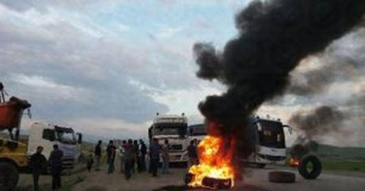 دومین روز دور جدید اعتصاب رانندگان کامیون در بسیاری از شهرها پشت سر گذاشته شد. رانندگان کامیون به دلیل بی توجهی مسئولان به خواست هایشان مجددا دست به اعتصاب زده اند