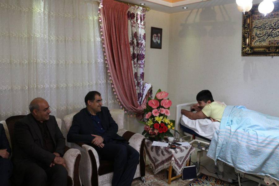 وزیر بهداشت به عیادت جانباز البرزی رفت