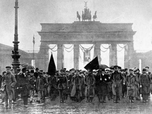 با انقلاب نوامبر ۱۹۱۸ و سرکوب جنبش شورایی برآمده از آن، «قرن سوسیال دمکراسی» در آلمان آغاز شد. حزب سوسیال دمکرات از ۱۹۱۸ تا کنون از ارکان اصلی دمکراسی بورژوایی آلمان بوده است. اکنون که صد سال از رویدادهای انقلابی نوامبر ۱۹۱۸ در آلمان می گذرد، به نظر می رسد قرن سوسیال دمکراسی در این کشور پایان یافته است. نوشته حاضر نگاهی به آن انقلاب و به ویژه نقش سوسیال دمکراسی در آن دارد.