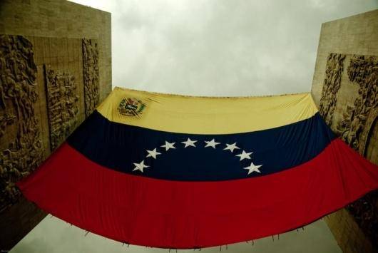 ونزوئلا مشکلی دارد که امریکا هیچ‌گاه نداشت و نخواهد داشت. مشکل ونزوئلا این است که بدهی سنگینی به دلار امریکا دارد یعنی به یک واحد پولی که نمی‌تواند آن را خودش چاپ کند. اگرچه ونزوئلا به زبان تکنیکی درگیر جنگ نیست ولی امریکا پس از کودتای ناموفق جورج دبلیو بوش علیه رئیس‌جمهور هوگو چاوز در ۲۰۰۲، بدون این که رسماً اعلام کند جنگ با ونزوئلا را آغاز کرده و حدود هفت میلیارد دلار از اموال ونزوئلا را ضبط کرده است