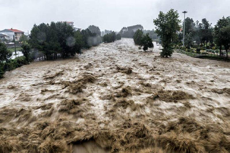 تلاش ها برای مهار سیلاب رودخانه حاجی عرب ادامه دارد