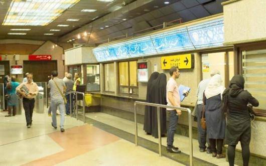 مردم تهران از صبح امروز (دوشنبه) هنگام استفاده از مترو و اتوبوس با رشد ۲۰ درصدی قیمت بلیت مواجه شدند. مسئولان می گویند گرانی بلیط ها مصوبه ی شورای شهر است
