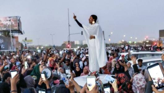 در هفته‌های منتهی به سقوط دیکتاتوری سودان، دولت دریافت با مشکل بی‌سابقه‌ای روبه‌روست: تعداد زنانی که در خیابان‌ها خواستار تغییرند، بسیار بیشتر از مردان است، از‌همین‌رو امرای عالی‌رتبه رژیم پیام هولناکی به مأموران حاضر در میدان فرستادند: «دختران را از پا درآورید». اما در عمل این زنان بودند که نظامیان را از پا در آوردند و خیابان را تسخیر کردند
