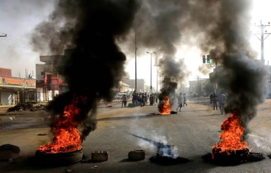 انجمن مشاغل حرفه‌ای سودان در بیانیه خود با محکوم کردن این کشتار خونین؛ از مردم این کشور خواسته است تا برای سرنگون کردن شورای نظامی «خیانت کار و قاتل» به جنبش نافرمانی مدنی ادامه دهند