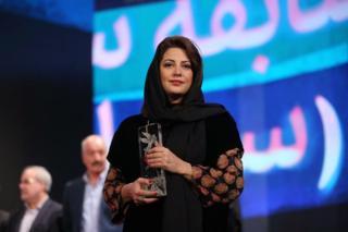 اختتامیه جشنواره فیلم فجر در تهران؛ صندلی خالی برگزیدگان و 'سانسور' صدای سینماگران