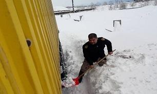 امداد رسانی ارتش به مردم گرفتار در برف و کولاک استان گیلان