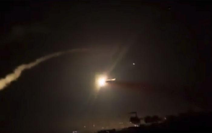 پدافند هوایی سوریه چند راکت را بر فراز دمشق رهگیری کرد