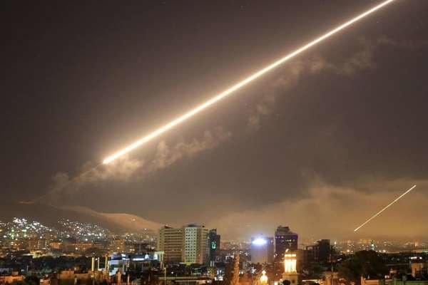 مقابله پدافند هوایی سوریه با موشک‌ها در آسمان دمشق