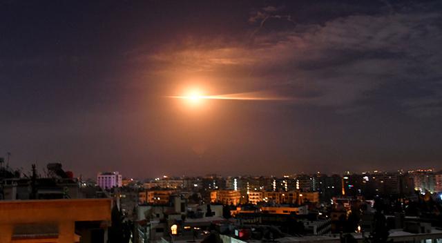 مقابله پدافند هوایی سوریه با موشک‌های متخاصم در آسمان دمشق