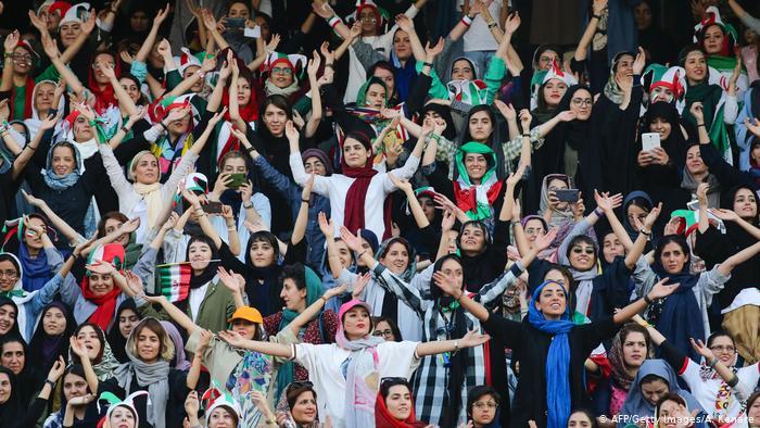 فیفا خواهان حضور تماشاگران زن ایرانی در همه بازی‌های فوتبال شد